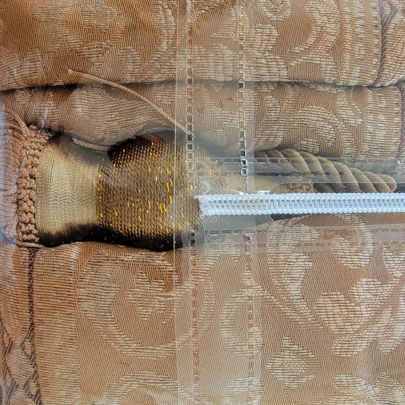 Curtain - Picture 7 of 7